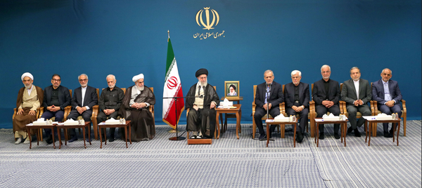 رهبر انقلاب: حل مسئلۀ گرانی و تورم جزو اولویت‌های فوری است.